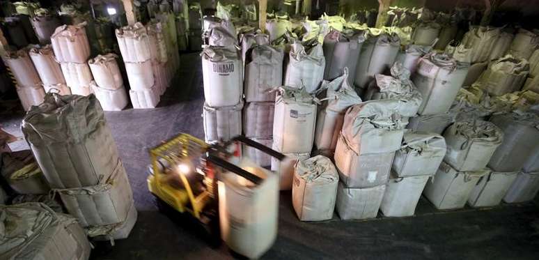 Trabalhador transporta sacas de café em armazém em Santos, no Brasil
10/12/2015
REUTERS/Paulo Whitaker