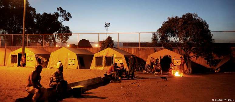 Tendas de campanha servem como abrigos para venezuelanos em Caimbe, Roraima