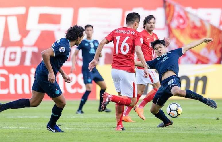 Diogo (à esquerda) e Goulart (ao fundo) representaram o Brasil no torneio asiático (Foto: Divulgação / AFC)