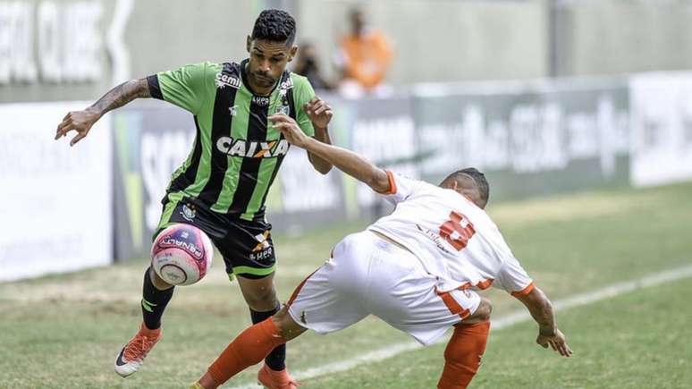 Lateral-direito do Coelho vem fazendo ótimas partidas com a equipe em 2018(Foto: Mourão Panda / Divulgação / América-MG)