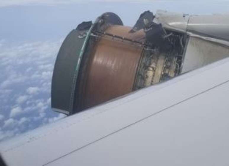 Nas redes sociais, os passageiros postaram vídeos e fotos do incidente, que ocorreu em um dos lados da aeronave. 