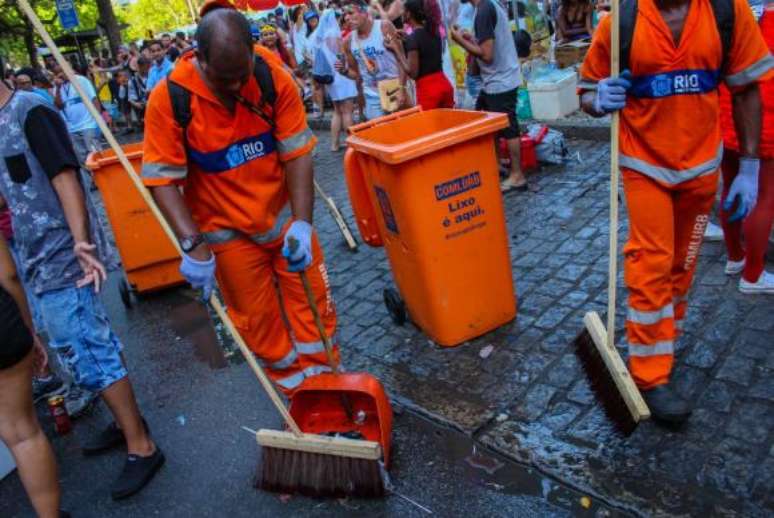 Garis  recolhem lixo deixado nas ruas por foliões