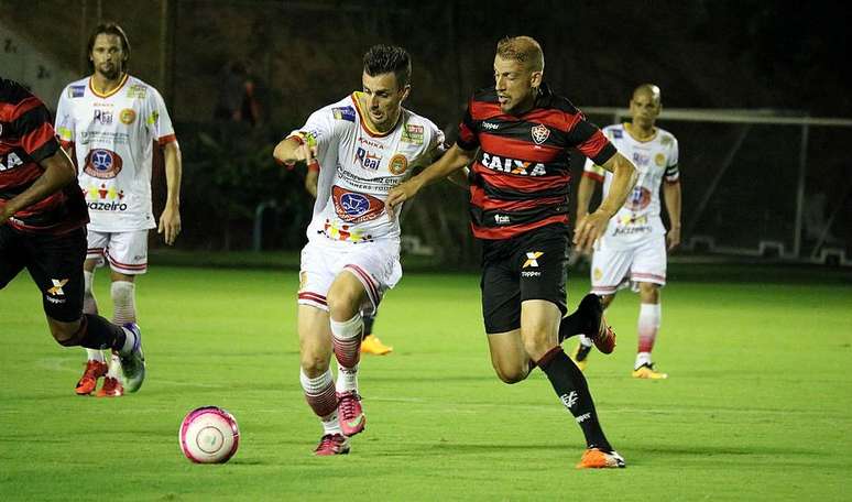 Danilinho (de branco, com a bola) em lance de Juazeirense x Vitória, pelo Campeonato Baiano.