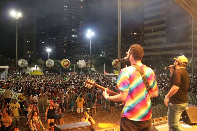 Em Fortaleza, foliões cantaram 'Evidências' durante o Carnaval, na Praia de Iracema