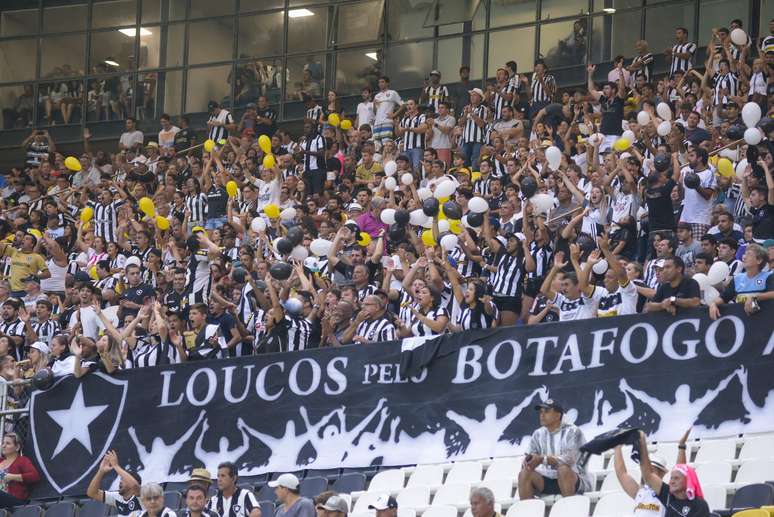 Torcedores do Botafogo-RJ no Estádio Kleber Andrade, em Vitória (ES), durante partida contra a Desportiva-ES