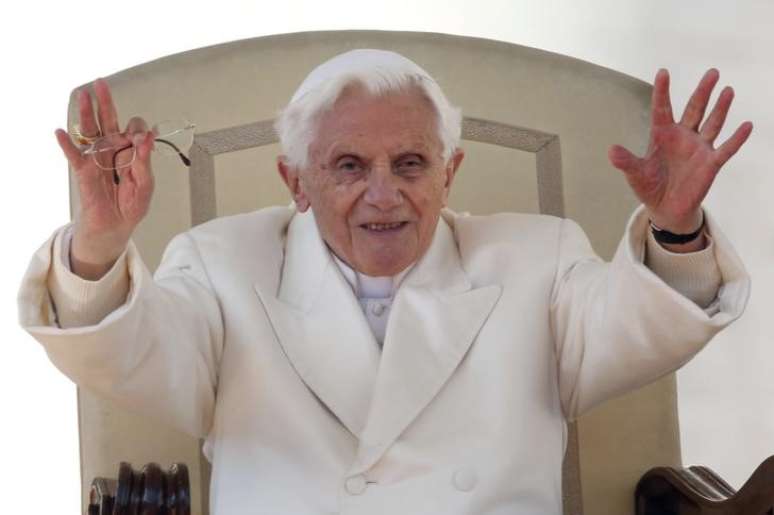 Papa emérito Bento 16 durante audiência-geral na Praça de São Pedro, no Vaticano 27/02/2013 REUTERS/Alessandro Bianchi 