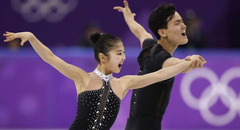 Dupla de patina&ccedil;&atilde;o no gelo norte-coreana Ryom Tae Ok e Kim Ju Sik durante Olimp&iacute;ada de Inverno de Pyeongchang, na Coreia do Sul 15/02/2018  REUTERS/Damir Sagolj