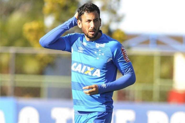 Ariel Cabral usa experiência no futebol argentino para ajudar o Cruzeiro (Foto: Juarez Rodrigues/EM/D.A.Press)