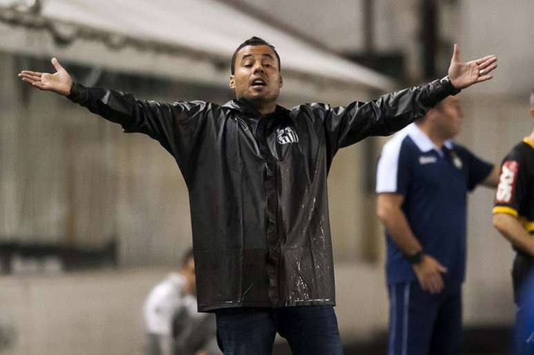 Jair Ventura ainda tem dúvidas para a lateral esquerda (Foto: Ivan Storti)