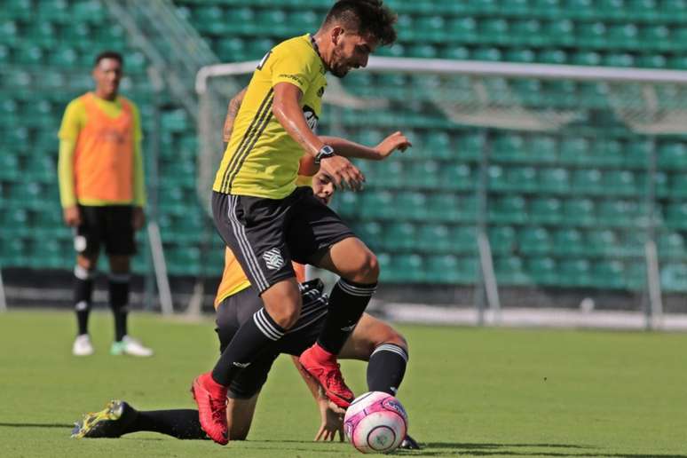 Victor Cedrón em atividade no treino do Figuirense. (Foto: Divulgação)