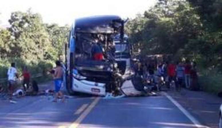 Acidente entre carro e ônibus e carreta na BR-020