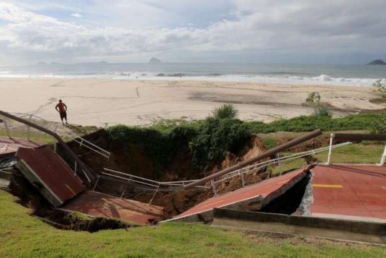 Com temporal, parte da Ciclovia Tim Maia desaba no Rio
