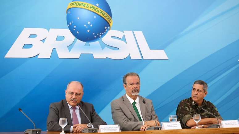 O ministros do Gabinete de Segurança Institucional, Sérgio Etchegoyen, da Defesa, Raul Jungmann, e o comandante Militar do Leste, General Braga Netto, falam sobre o decreto de intervenção no Rio / Foto: Marcelo Camargo/Agência Brasil