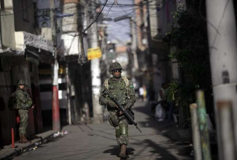 Soldado das Forças Armadas patrulha Complexo da Maré, no Rio de Janeiro 05/04/2014 REUTERS/Ricardo Moraes