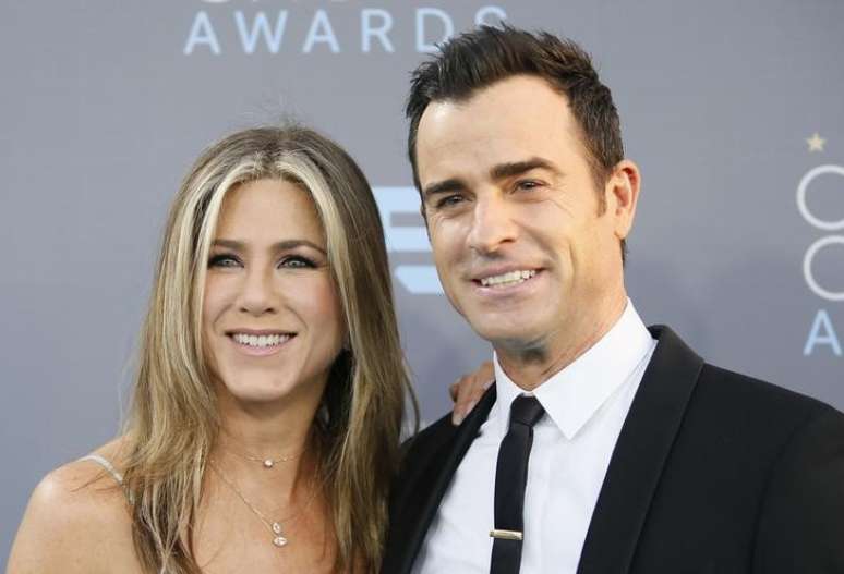 Jennifer Aniston e Justin Justin Theroux posam para fotos em evento em Santa M&ocirc;nica, Calif&oacute;rnia 17/01/2016 REUTERS/Danny Moloshok