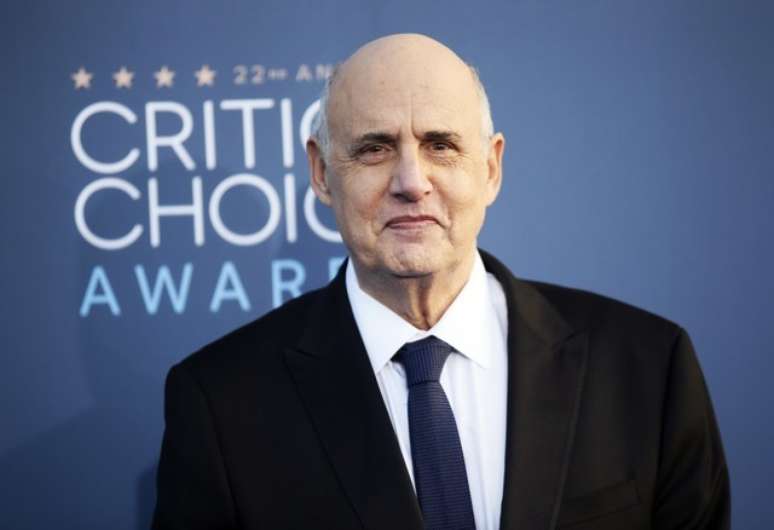 Jeffrey Tambor posa para fotos em evento na Calif&oacute;rnia, Estados Unidos 11/12/2016  REUTERS/Danny Moloshok