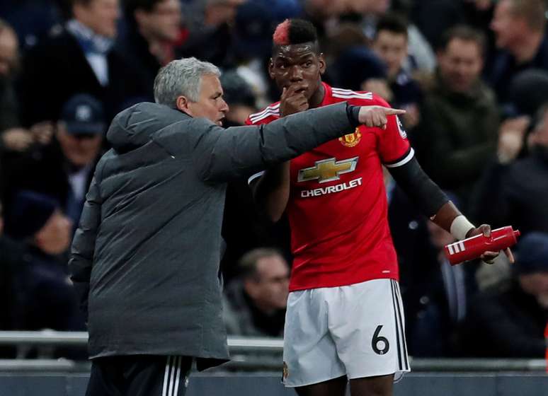 Mourinho e Pogba conversam em jogo do Manchester United com o Tottenham Hotspur
 31/1/2018       Action Images via Reuters/Andrew Couldridge 