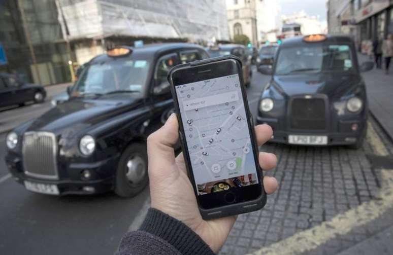 Celular mostra aplicativo do Uber com táxis londrinos no fundo da imagem em Londres, no Reino Unido
10/11/2017
REUTERS/Simon Dawson