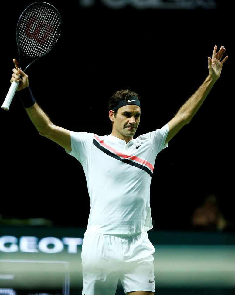 Roger Federer comemora vitória sobre holandês Robin Haase em Roterdã
16/02/2018 REUTERS/Michael Kooren