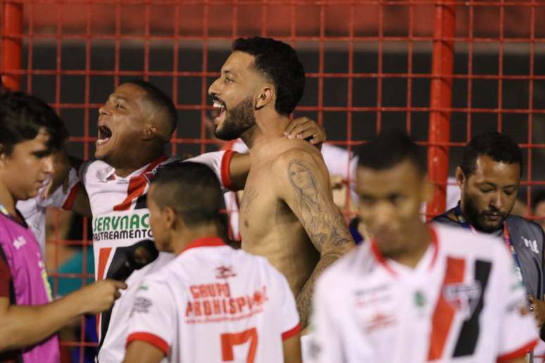 Jogadores do Ferroviário comemoram classificação 