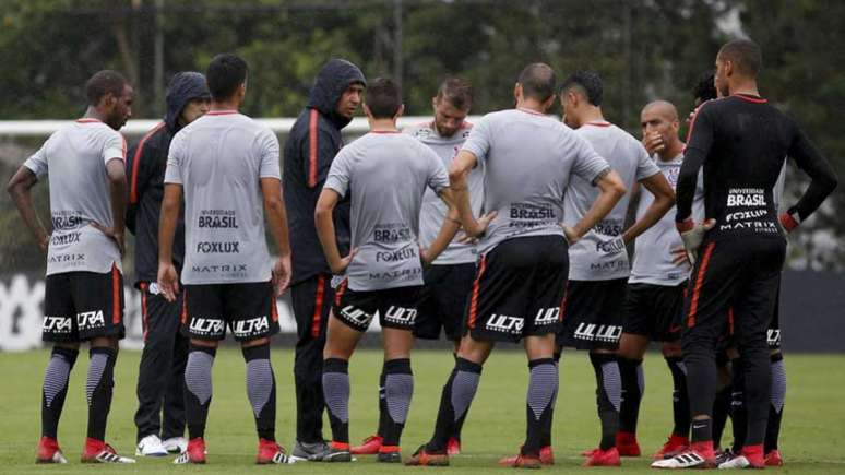 Técnico Fábio Carille em conversa com jogadores do Corinthians (Foto: Marco Galvão/Fotoarena/Lancepress!)