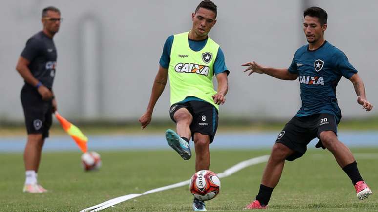 O meia-atacante Luiz Fernando treinou com o time de colete, nesta sexta-feira (Vitor Silva/SSPress/Botafogo)