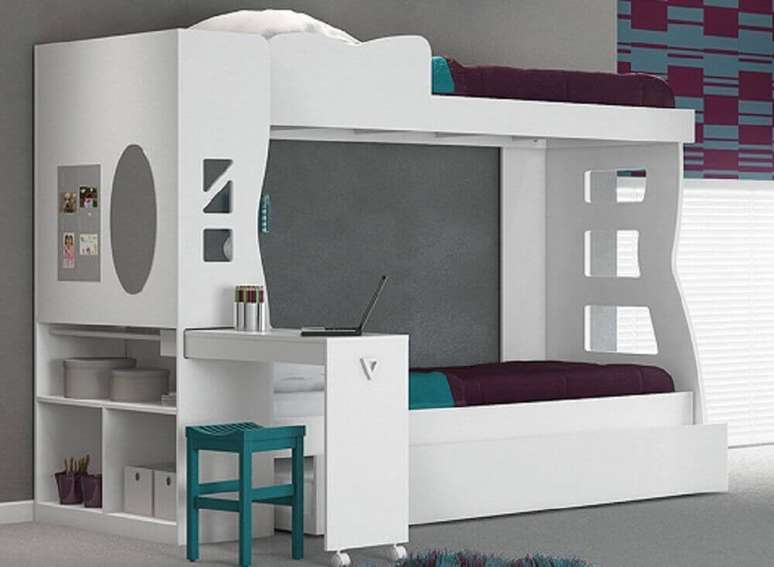 26. Quarto neutro com beliche e escrivaninha