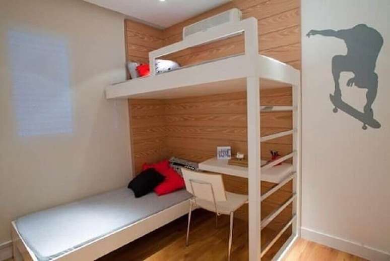 35. Quarto simples usando beliche com escrivaninha embaixo.,