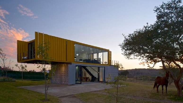 17. A casa contêiner é tendência e fica ótima para casa de fazenda.