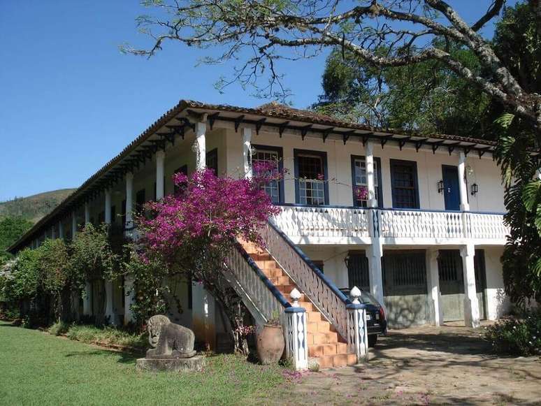 1. As casas de fazenda antigas costumam ter uma varanda bem espaçosa, ótima para relaxar.