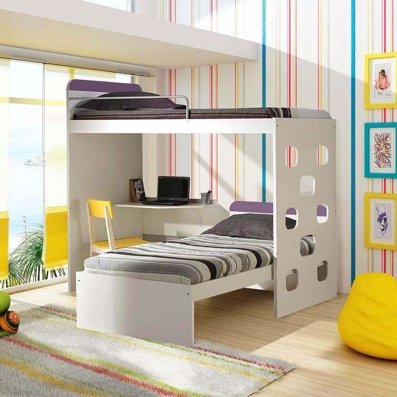 27. A cadeira amarela do beliche com escrivaninha embaixo combinou super bem com o papel de parede listrado.