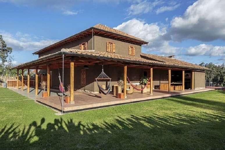 23. As casas de fazenda antigas costumam ter varandas bem espaçosas.