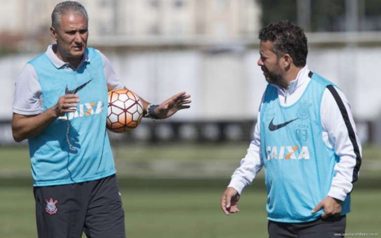 Tite e Cleber Xavier no Corinthians: trabalham juntos desde 2001, quando ainda estavam no Grêmio (Foto: Agência Corinthians)