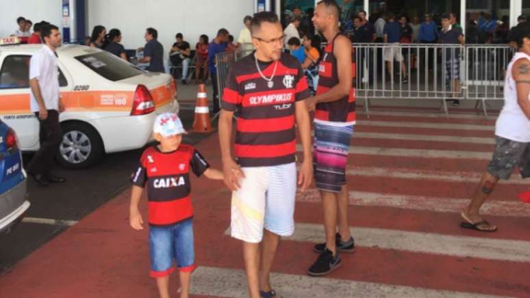 Torcida do Flamengo no desembarque em Vitória, no Espírito Santo (Foto: Guilherme Abrahão)