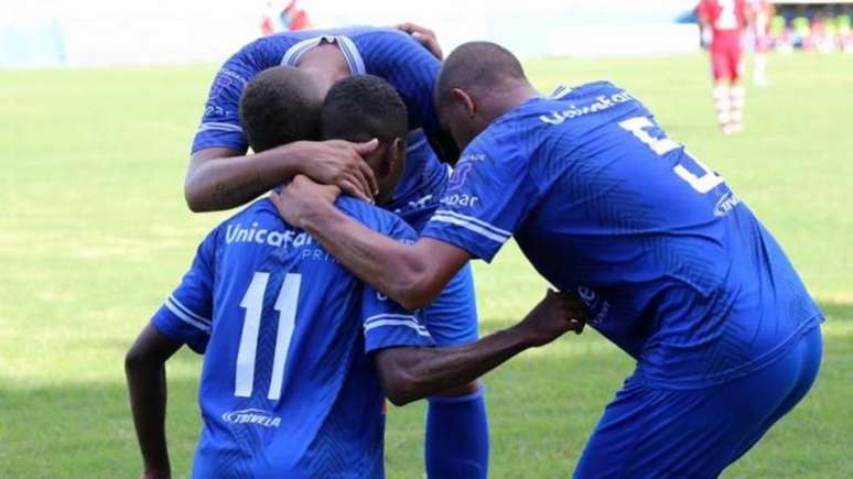 Jogadores do Goytacaz abraçam o camisa 11 Luquinha, autor de dois gols na partida (Agência FERJ/ Carlos Grevi)