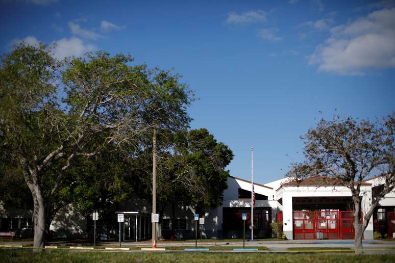 Visão geral da escola de ensino médio Marjory Stoneman Douglas depois que a polícia retirou o perímetro de segurança em Parkland, Flórida. 18/02/2018. REUTERS/Carlos Garcia Rawlins