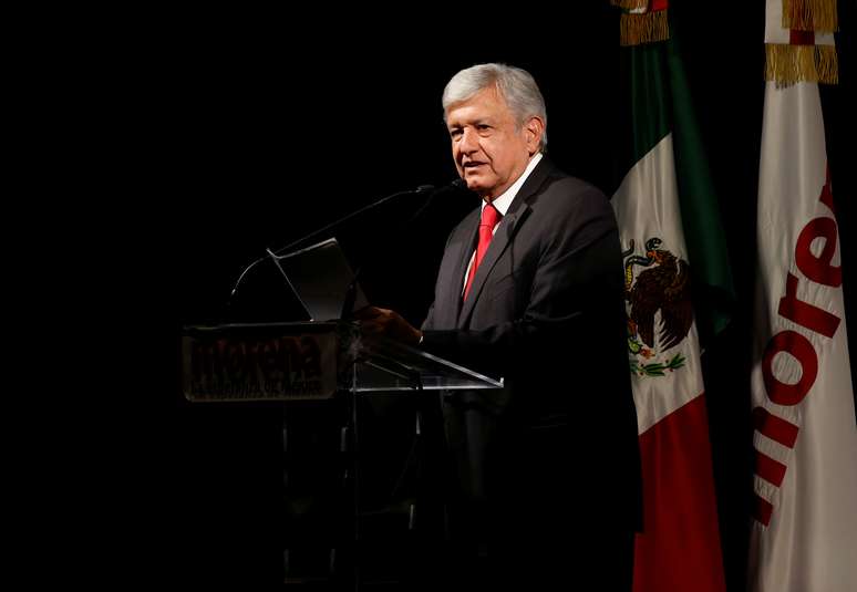 L&iacute;der nas pesquisas, Andres Manuel Lopez Obrador, faz discurso ap&oacute;s ser escolhido candidato presidencial no M&eacute;xico pelo Movimento de Regenera&ccedil;&atilde;o Nacional (Morena) durante a conven&ccedil;&atilde;o do partido na Cidade do M&eacute;xico. 18/02/2018. REUTERS/Henry Romero