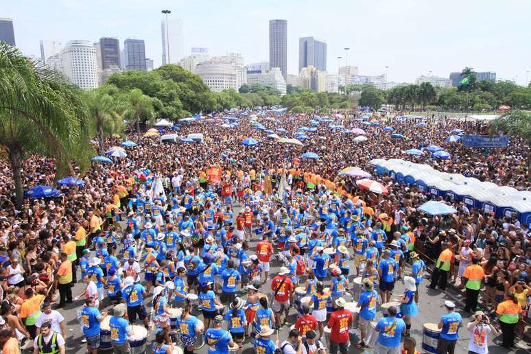 Desfile do Monobloco no Aterro do Flamengo no Rio de Janeiro (RJ), neste domingo (18)