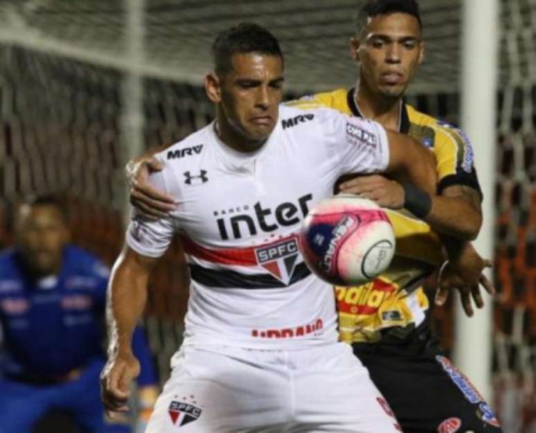 Diego Souza tem saído bastante da área em jogos do São Paulo. Função do centroavante tem sido vital para o Tricolor