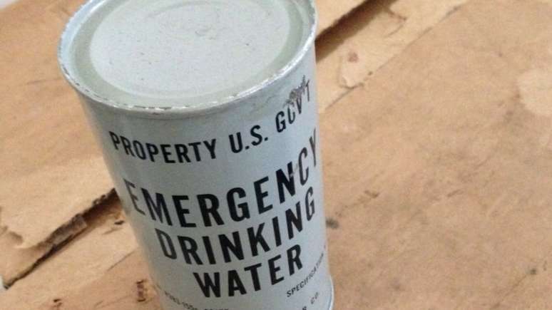 O bunker de Kennedy estava equipado com suprimentos básicos como a lata de água que aparece nesta foto