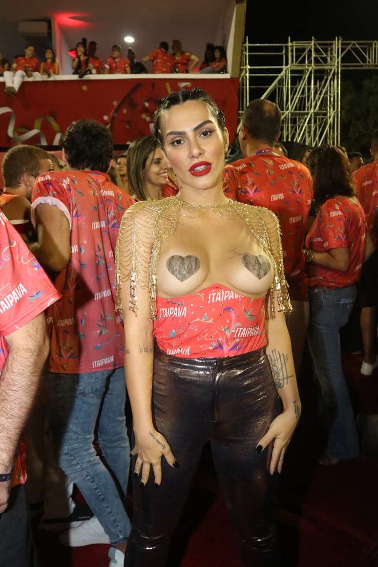 No desfile das campeãs, Cléo Pires volta a aparecer com o look &#039;adesivo nos seios&#039;