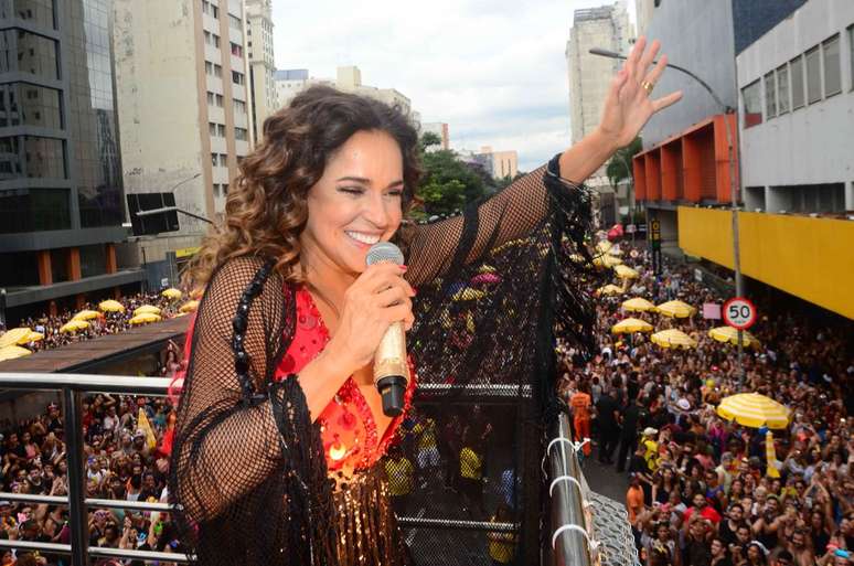 Bloco Pipoca da Rainha, de Daniela Mercury, atraiu multidão na Avenida 23 de Maio