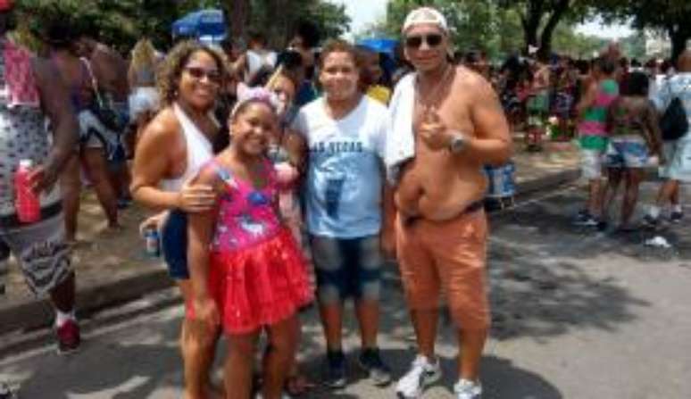 O casal Natália Cleto e André Cleto e os filhos aproveitaram o último dia de carnaval do Rio de Janeiro no desfile do Monobloco