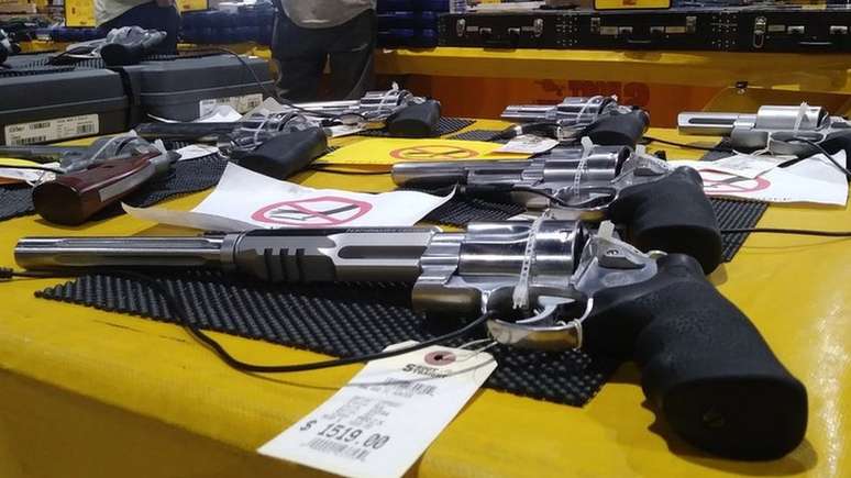 A feira tinha armas de todos os tipos e calibres a venda | Foto: Guillermo D. Olmo/BBC Mundo