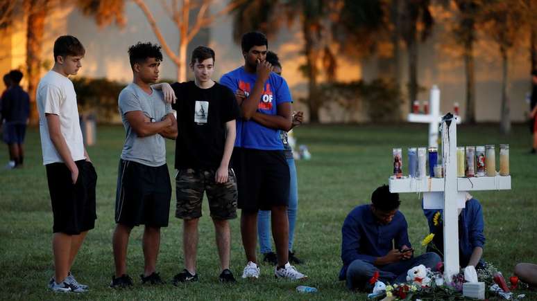 Jovens prestando homenagens às vítimas do massacre de Parkland: feira foi realizada a cerca de uma hora de carro do local