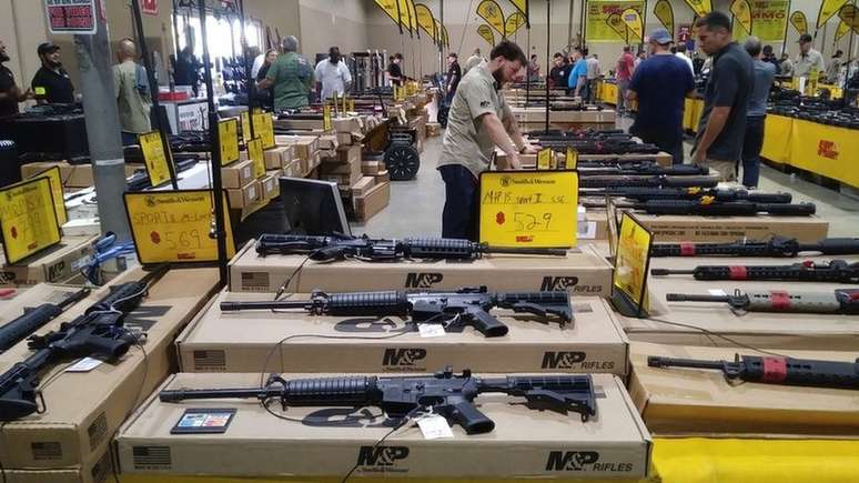 Exposição de armas na feira da Flórida: Evento é um dos principais realizados pelo segmento | Foto: Guillermo D. Olmo/BBC Mundo