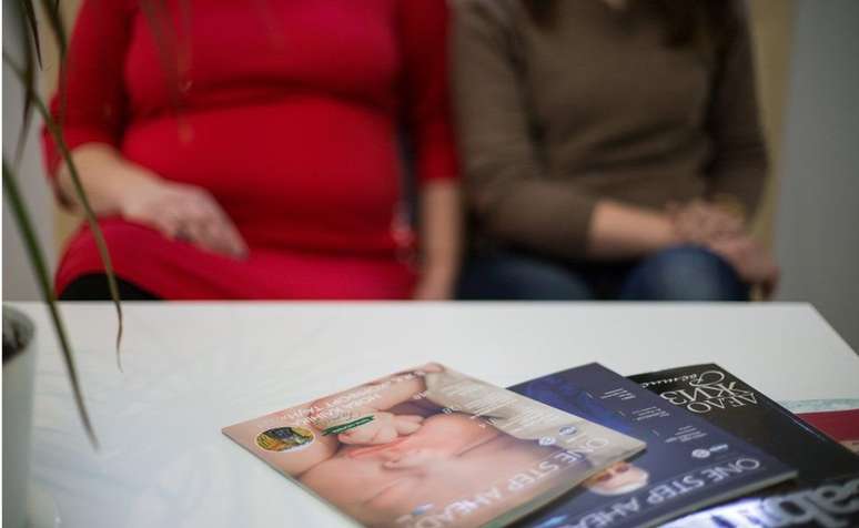 Mães de aluguel viajam para Kiev para fazerem exames médicos e check-ups antes da implantação do embrião