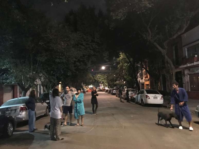 Moradores da Cidade do México vão às ruas após soar alarme de terremoto, no México 19/02/2018 REUTERS/Claudia Daut