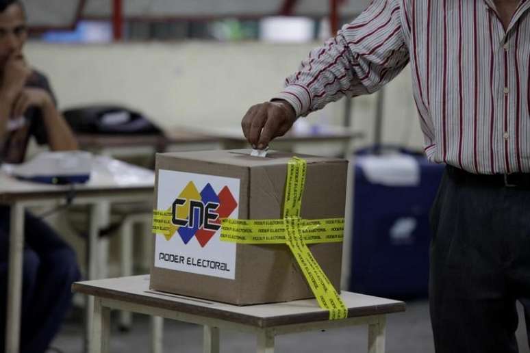 Homem vota durante eleição em Caracas, Venezuela 10/12/2017 REUTERS/Fabiola Ferrero