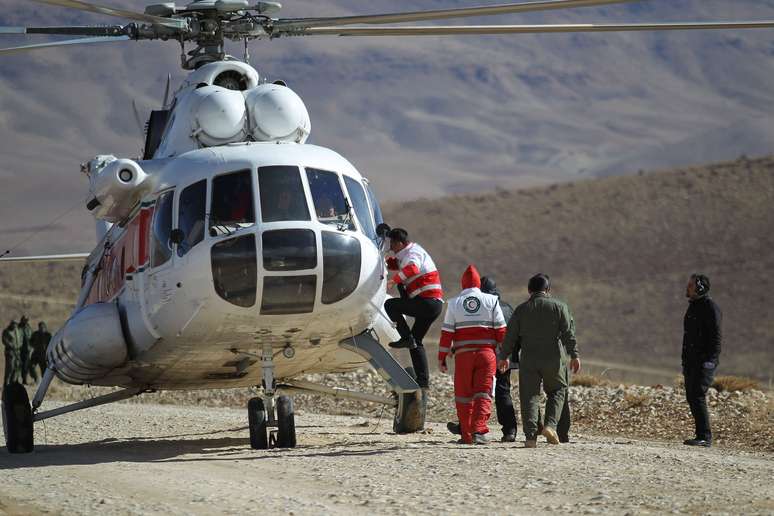 Funcionários de emergência e equipes de resgate buscam destroços de avião que caiu no centro do Irã  19/02/2018 REUTERS/Tasnim News Agency